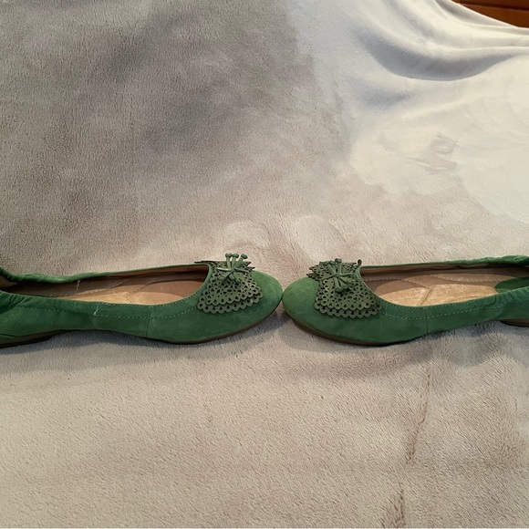 Earth Green Suede Flats with Cutout Bow – Size 8.5 – Like New - Picture 5 of 7